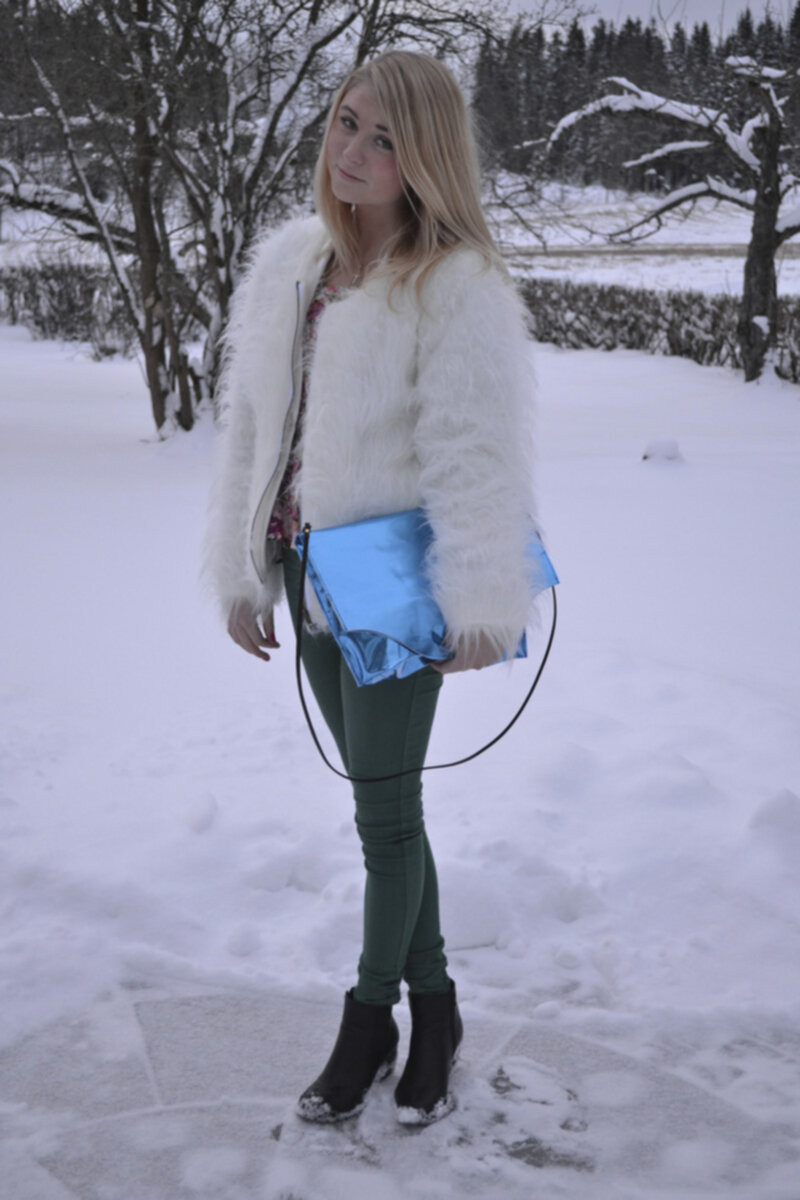 Vit fuskpäls jacka design by Liquist white fake fur jacket green pants floral peplum top metallic clutch Back Vit fuskpäls jacka design by Liquist white fake fur jacket green pants floral peplum top metallic clutch Back