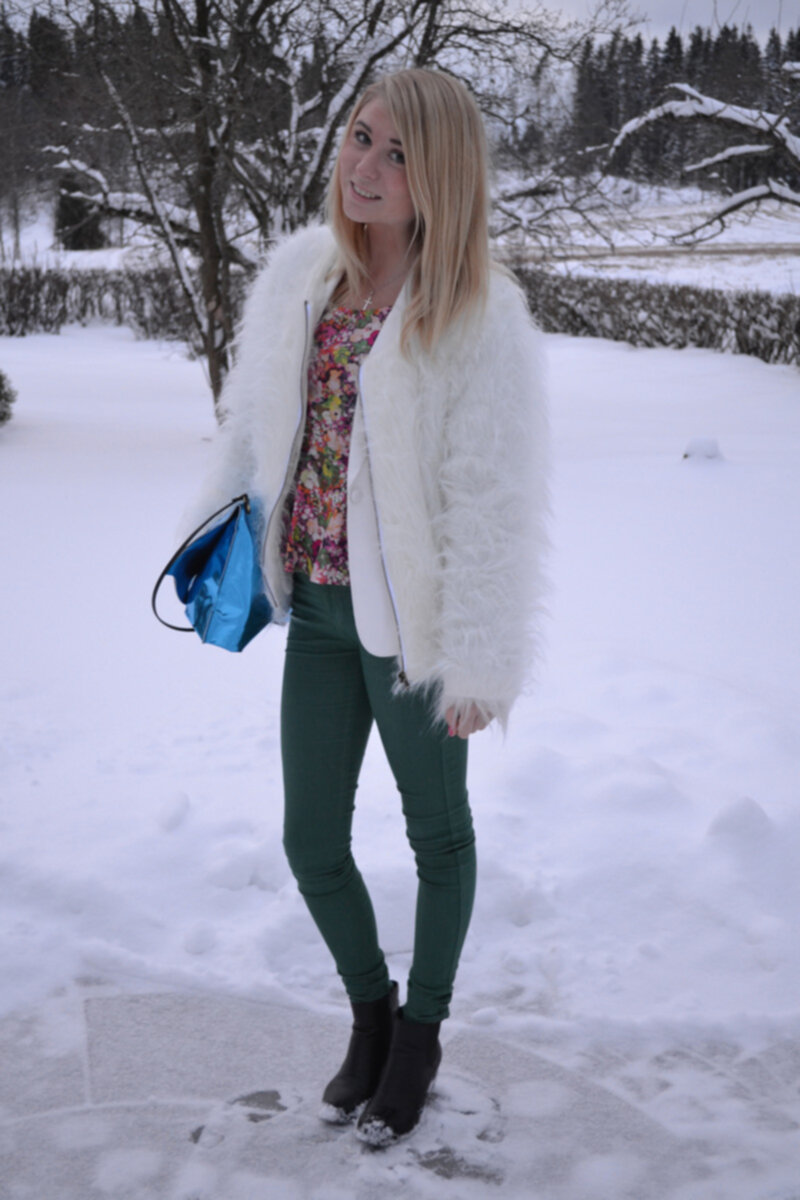 Vit fuskpäls jacka design by Liquist white fake fur jacket green pants floral peplum top metallic clutch Back Vit fuskpäls jacka design by Liquist white fake fur jacket green pants floral peplum top metallic clutch Back