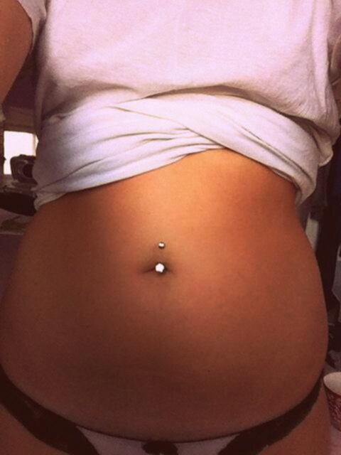 bada med navelpiercing