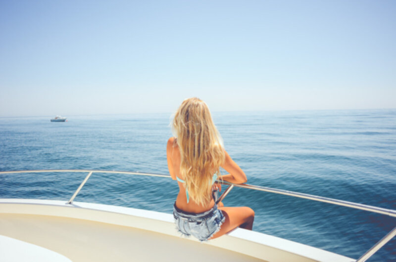 Молодая Девушка На Море