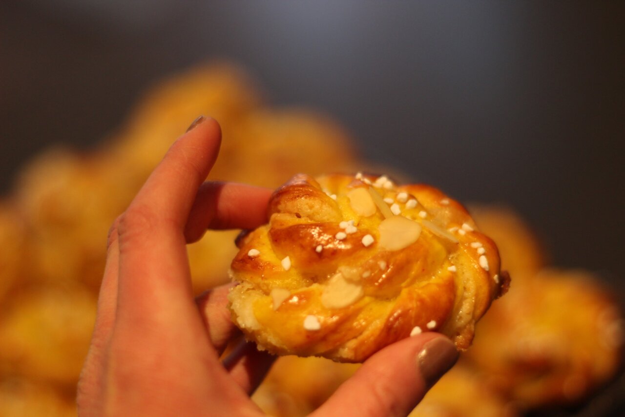 lussebullar med mandelmassefyllning lussebullar med mandelmassefyllning