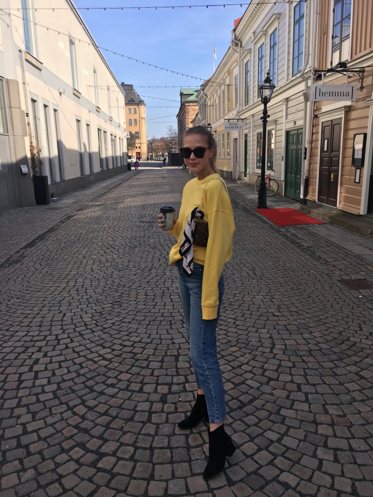 outfits with yellow sweater