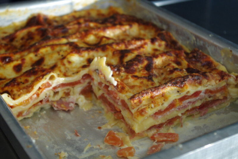 Italiensk lasagne med parmaskinka och tomat
