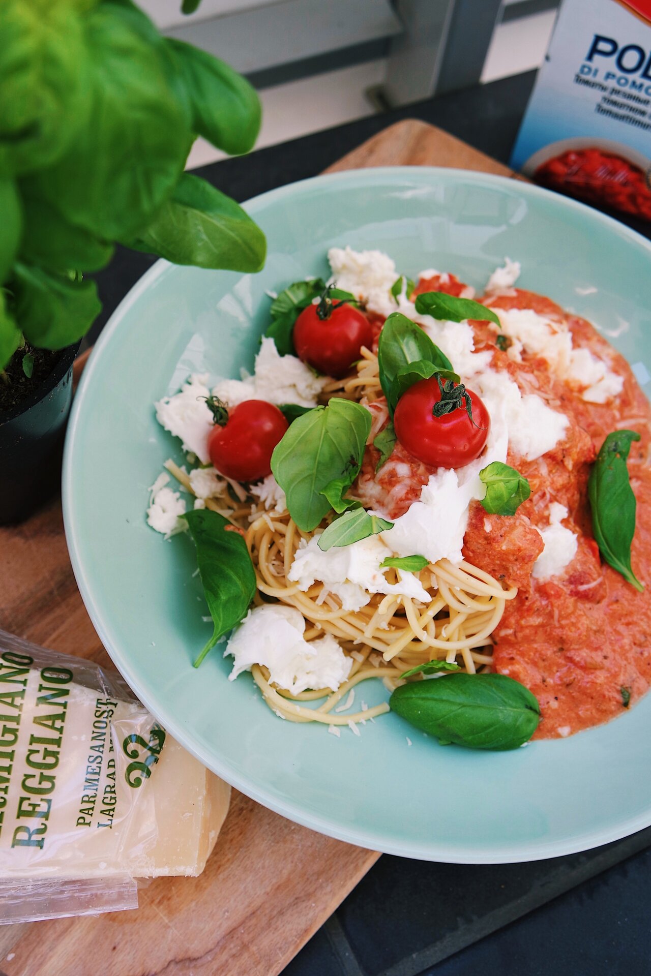 Pasta med krämig tomatsås och mozzarella